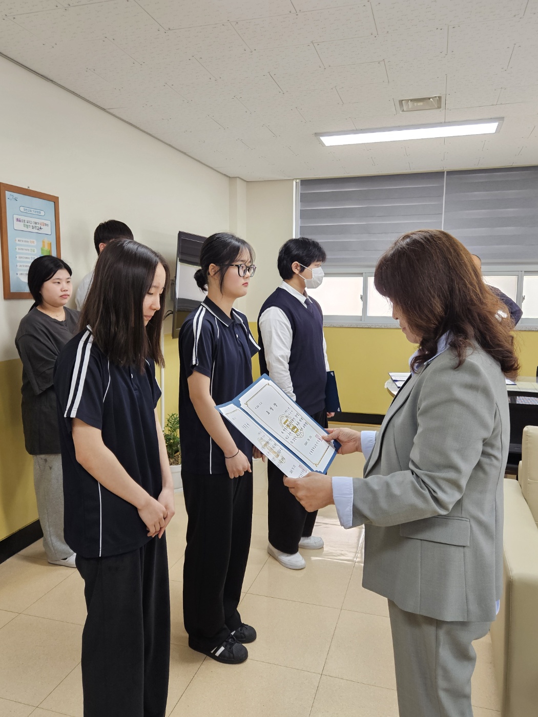 모범학생 표창 및 장학증서 수여 사진